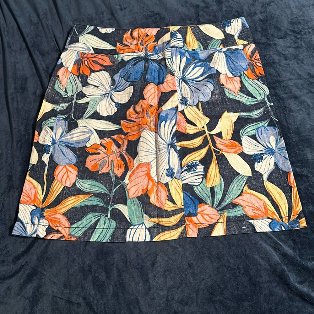 Tommy Bahama Skirt 100% Linen. In excellent condition. Size 6.